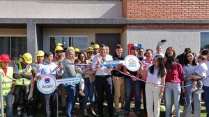 Gobierno entrega 10 viviendas, pero habla de construir 200.000
