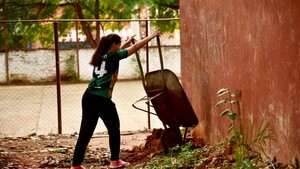 Ante desidia de municipios y el MEC, jóvenes voluntarios reparan escuelas