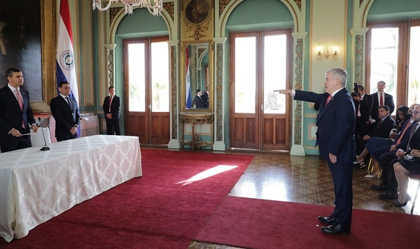 Peña tomó juramento a nuevo embajador ante Colombia