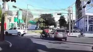 Captan a motociclista cruzando luz roja y chocando contra camioneta