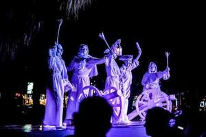 Lumbreras de Libertad: intervención con estatuas vivientes en Encarnación para celebrar la independencia - Espectáculos - ABC Color