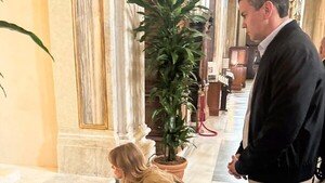 Santiago Peña y la primera dama rinden homenaje en la tumba del papa Francisco
