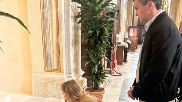 Santiago Peña y la primera dama rinden homenaje en la tumba del papa Francisco