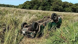 Tragedia en Ñeembucú: Dos muertos y cuatro heridos tras vuelco de una camioneta que perdió una rueda