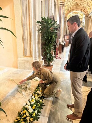 Presidente y primera dama rindieron homenaje al papa Francisco - .::Agencia IP::.