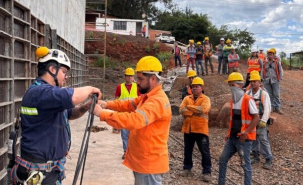 Capacitación en altura en obra del puente sobre el río Monday