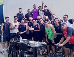 Iturbe madrugó ¡para ir a entrenar! y terminó en un cumpleaños: festejaron con “Pachi”