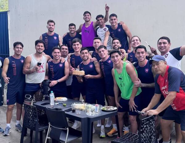 Iturbe madrugó ¡para ir a entrenar! y terminó en un cumpleaños: festejaron con “Pachi”