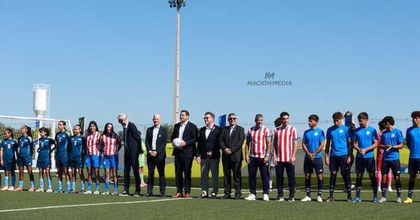La Nación / FIFA Arena dio a luz su primera cancha en Paraguay