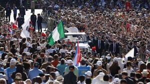 León XIV recorre la plaza de San Pedro en papamóvil antes de misa de inicio de pontificado