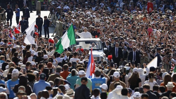 León XIV recorre la plaza de San Pedro en papamóvil antes de misa de inicio de pontificado