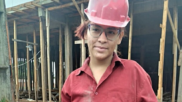 Jenniffer, de huérfana se hizo albañil y sueña con levantar su propia casa