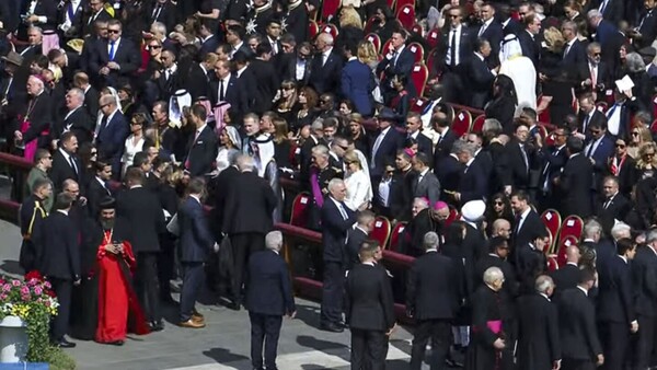 Peña participa en la misa de inicio de papado de León XIV tras visitar la tumba de Francisco