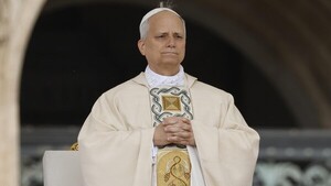 León XIV plantea una iglesia unida contra el odio y sistema económico que "margina y explota"
