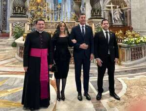 Tras su ausencia en el funeral de Francisco, Santiago Peña participó de la ceremonia de entronización de León XIV - Nacionales - ABC Color
