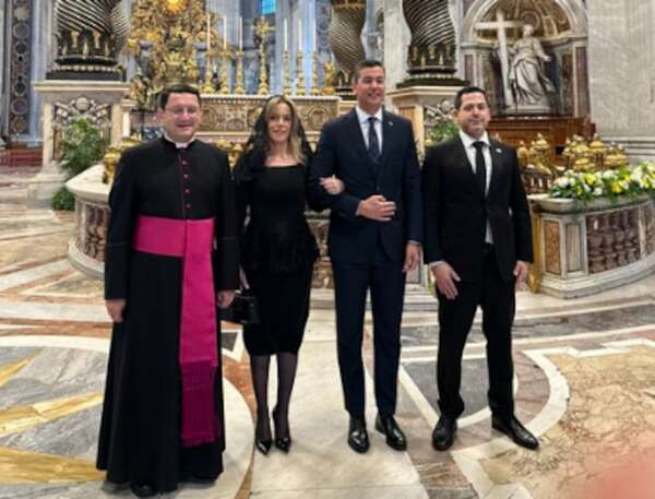 Tras su ausencia en el funeral de Francisco, Santiago Peña participó de la ceremonia de entronización de León XIV - Nacionales - ABC Color