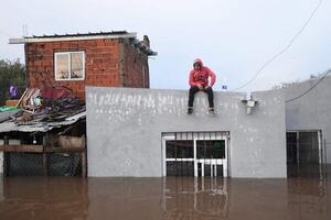 Alerta roja por tormentas en Buenos Aires: inundaciones en Zárate y Campana, evacuados y autos varados - Mundo - ABC Color