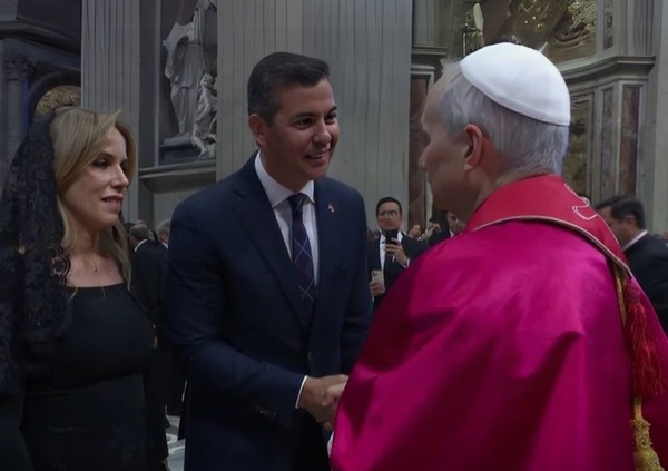 Santiago Peña saluda al papa León XIV tras misa de entronización en el Vaticano - ADN Digital