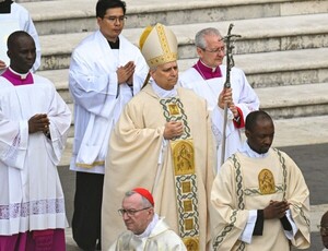 León XIV inicia su pontificado con llamado a la paz - La Tribuna