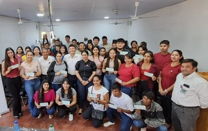 Municipalidad de Irala Fernández entrega 50 becas universitarias a jóvenes del distrito