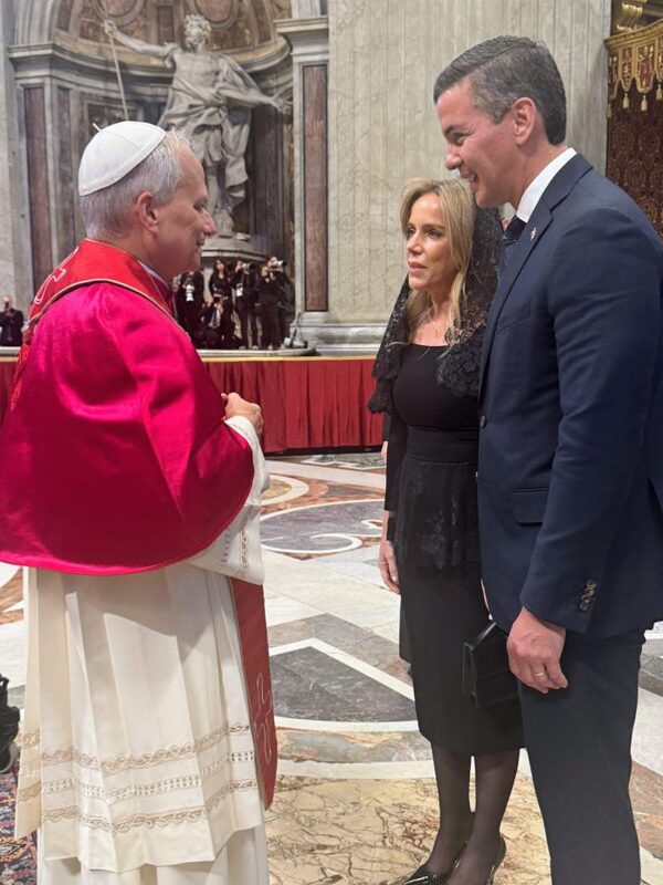 Peña participó de la entronización del Papa León XIV y le transmitió el saludo del pueblo paraguayo - El Trueno