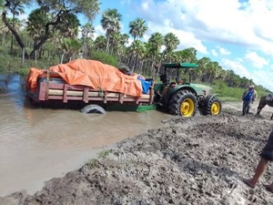 Tractoristas desafían inundaciones para llevar víveres al Chaco