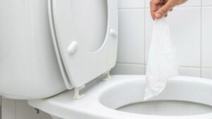 Alertan sobre el “desafío” de trancar inodoros en los coles