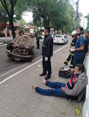 Conductor de Bolt volcó sobre avenida Mariscal López  - Policiales - ABC Color