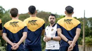 Julio César Cáceres comandó su primera práctica en Luqueño