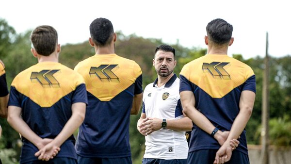 Julio César Cáceres comandó su primera práctica en Luqueño
