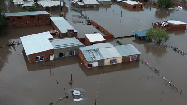 Hay desaparecidos y casi 3.000 evacuados por inundaciones en Argentina