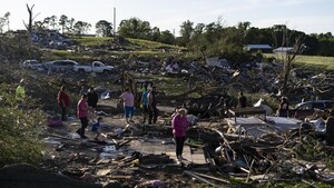 Intensos tornados en EEUU cosechan muertes y devastación a su paso