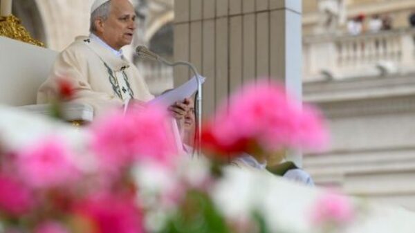 León XIV inicia su ministerio: “¡Es la hora del amor!”