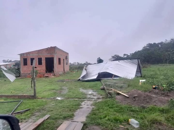 Casas destechadas, árboles caídos y varias ciudades sin energía - 1000 Noticias