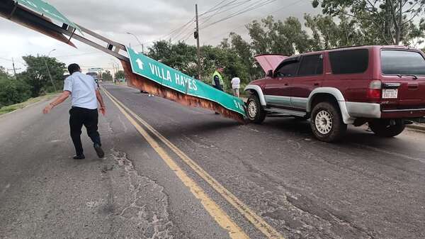 Cartel en zona de Puente Remanso cae sobre familia y causa lesiones graves - Nacionales - ABC Color