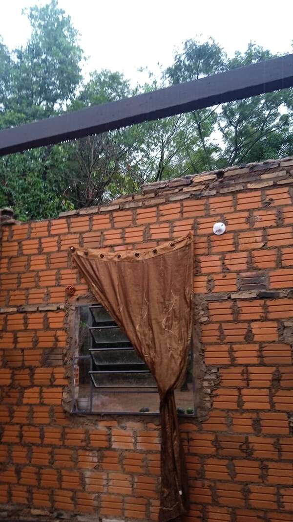 Fuerte temporal derribó techos, árboles y postes, dejando sin energía a varios distritos de Paraguarí - Nacionales - ABC Color