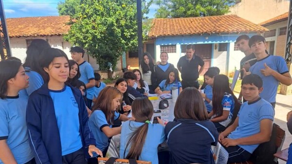 Ante peligro de derrumbe del techo, dan clases en el patio