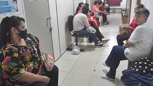 Denuncian larga espera para cita de consulta nocturna en Lambaré