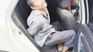 No quería comer fideo kesu y quemó a su hija