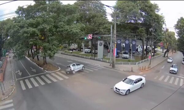 (Video) Chófer y pasajero de vehículo de plataforma salen ilesos tras vuelco por cruce imprudente de otro auto