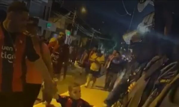 (Video) Mitã’i azulgrana saludó a policías en la Nueva Olla y su gesto se volvió viral