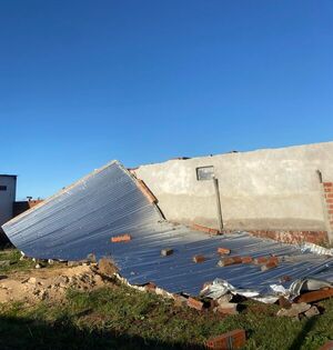 Joven madre de San Juan del Paraná perdió el techo de su vivienda tras el temporal