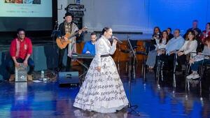 Andrea Valobra deslumbra con su voz y su emblemático traje en Madrid