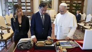 León XIV y Petro dialogan sobre el proceso de paz, las migraciones y el cambio climático