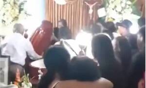 ¡Para morirse del susto! Familia estaba velando a un pariente cuando, de la nada, ¡se levantó del cajón!