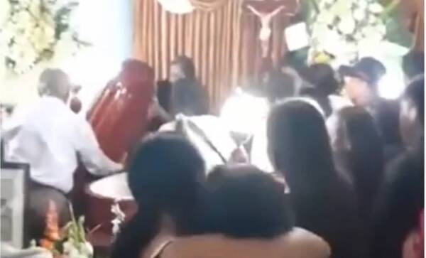 ¡Para morirse del susto! Familia estaba velando a un pariente cuando, de la nada, ¡se levantó del cajón!