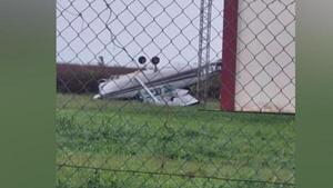 Avioneta se voltea por fuertes vientos en el aeropuerto de Encarnación