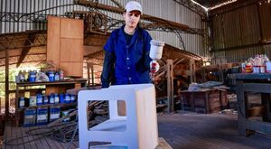 Dalila transforma madera reciclada en esperanza para la educación