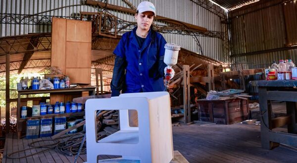 Dalila transforma madera reciclada en esperanza para la educación
