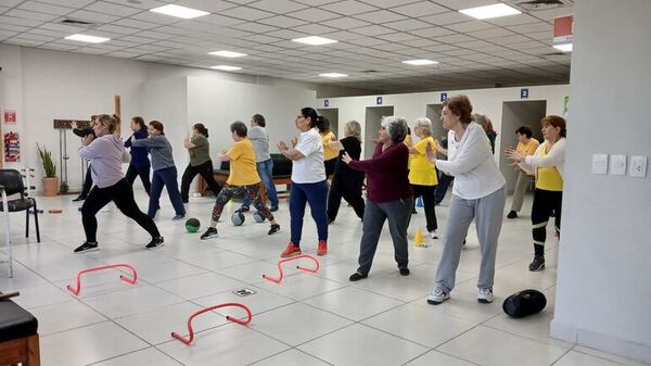Entrenamiento funcional para adultos mayores en la Clínica 12 de junio - Nacionales - ABC Color